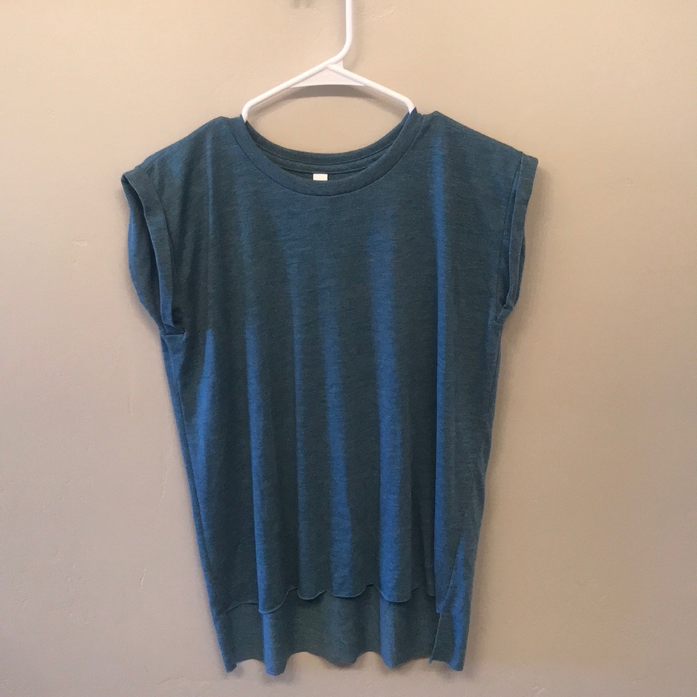 High-Low raw edge muscle tee!